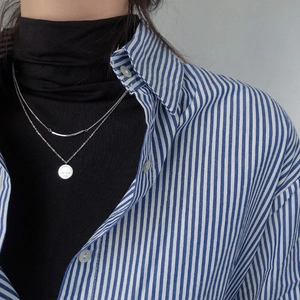 Collana a due strati d'argento con barra curva e ciondolo rotondo inciso su maglia nera