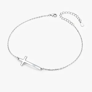 Bracciale minimalista con ciondolo a croce in argento e catena regolabile con chiusura