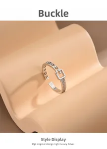 Vue macro d'une bague boucle de ceinture argentée avec double rangée de diamants polis