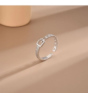 Détail d'une bague ceinture ajustable en argent avec zircons brillants et boucle en G