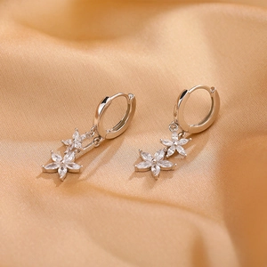 Boucles d'oreilles créoles en argent S925 avec doubles fleurs en zircon sur satin