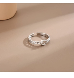 Détail de la bague en argent S925 avec design de boucle, cristaux et poinçon