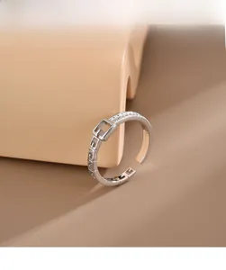 Détail macro de bague boucle de ceinture en argent S925 avec zircons cubiques blancs