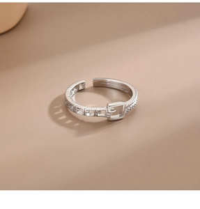 Vue détaillée de la bague boucle de ceinture en argent S925 avec zircons brillants