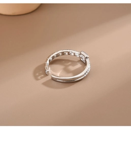 Détails de la bague boucle de ceinture évidée en argent avec pavage de pierres en zircon