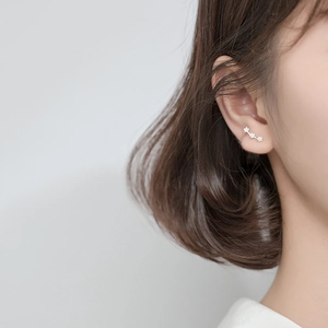 Minimalistische Kupfer Strass Gebogene Drei Blumen Ohrstecker Versilbert Süß Florale Ohrringe Für Damen Schmuck