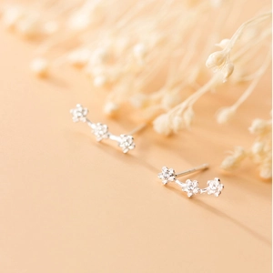 Elegante S925 Sterling Silber Ohrklemmen mit drei Blumen und weißen Zirkonia-Steinen