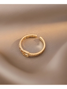 Vue macro d'une bague boucle de ceinture dorée avec zircons sur de la soie