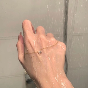 Collana dorata impermeabile con ciondolo in zircone rettangolare sotto l'acqua