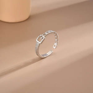 Bague réglable en argent avec boucle de ceinture et pierres pavées étincelantes