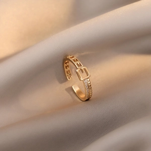 Bague ceinture réglable en or avec lettres évidées et incrustations de zircons blancs