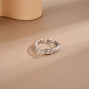 Bague ouverte argentée minimaliste avec élément de boucle carrée et pavage de zircons