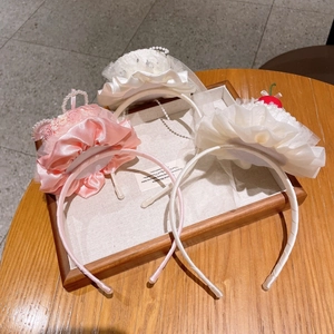 Serre-têtes en dentelle rose avec perles et volants blancs ornés de cerises