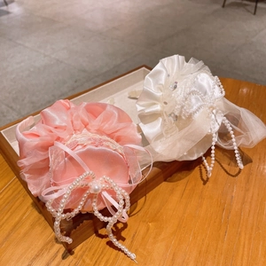 Détails d'accessoire cheveux satin rose et blanc avec perles, nœuds et tulle