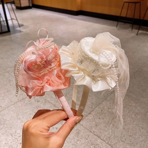Détail de serre-têtes de fête roses et blancs avec dentelle, perles et voile en tulle
