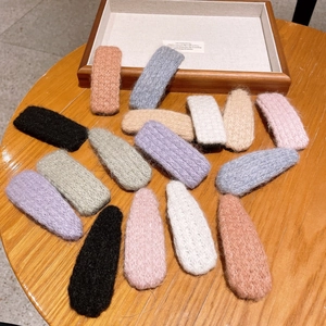 Barrettes à cheveux en laine tricotée de forme goutte avec surface texturée