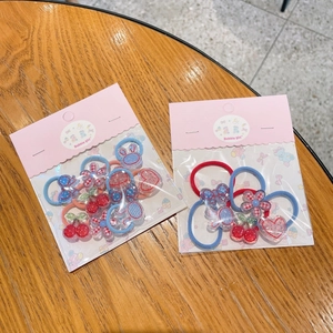 Détail de jolies barrettes cœur et étoile pour filles dans un emballage cadeau rose