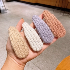 Lot de quatre barrettes en laine tricotée aux couleurs Morandi pour la coiffure d'automne