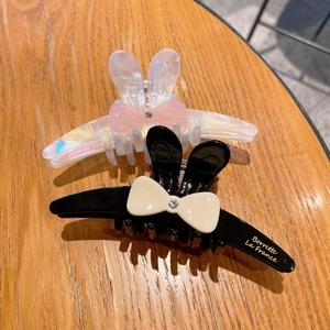 Détail des pinces à cheveux oreilles de lapin avec nœuds et strass scintillants