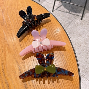 Trois pinces à cheveux oreilles de lapin en noir, rose et écaille avec strass brillants
