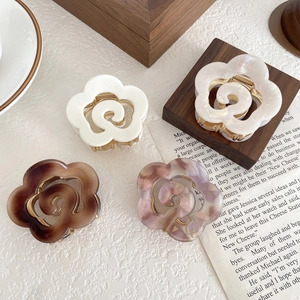 Floral acetate hair claw set in white, pearl, tortoiseshell, and marble colors