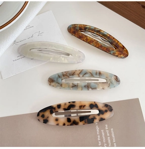 Détail de quatre barrettes en acétate aux motifs marbrés et écaille de tortue