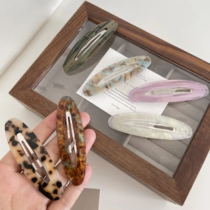 Lot de barrettes ovales en acétate aux motifs marbrés et écaille de tortue élégants