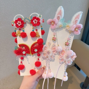 Détail de pinces à cheveux traditionnelles chinoises avec glands rouges et fleurs en tissu