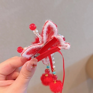 Vue détaillée de l'arrière d'une barrette papillon chinoise avec des boules en peluche