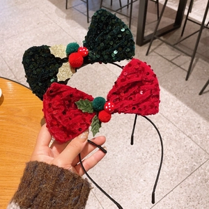 Detailansicht von Weihnachts-Haarreifen mit Pailletten-Schleifen und Plüschkugeln für Fotos
