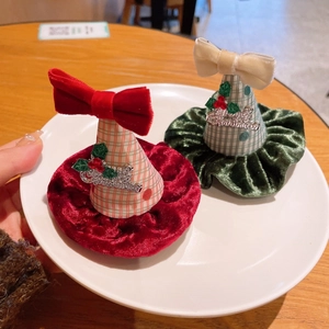 Détail de pinces à cheveux de Noël avec nœuds en velours et lettrage Merry Christmas