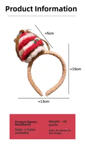 Détail du serre-tête de Noël en peluche avec bonnet rayé et broderie de houx festif