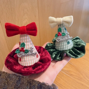 Détail de pinces à cheveux de Noël avec nœud en velours et lettrage Merry Christmas argenté