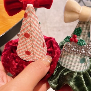Détail de barrettes de Noël en velours avec chapeaux rayés et breloque Merry Christmas