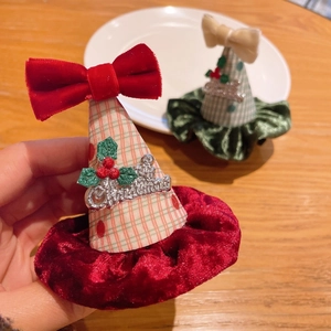 Détail de pinces à cheveux sapin de Noël avec nœuds en velours et lettrage Merry Christmas