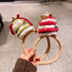 Gros plan de serre-têtes sapin de Noël en peluche rouge, vert et blanc en laine d'agneau