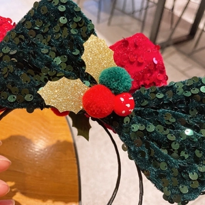 Detailsicht auf Weihnachts-Haarreif mit grünen Pailletten und Beeren-Dekorationen