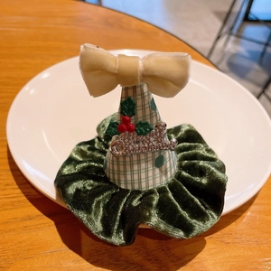 Détail de la barrette de Noël pour enfants avec lettrage Merry Christmas en métal