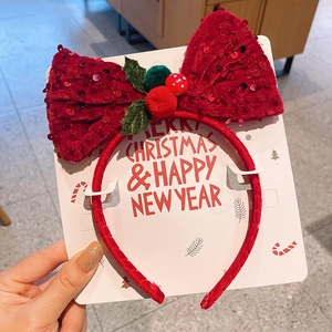 Detailansicht des roten Samt-Weihnachtsstirnbands mit Pailletten, Stechpalmen und Pilz-Deko