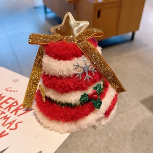 Détail d'un serre-tête de Noël en peluche avec étoile dorée, nœud et texture polaire douce