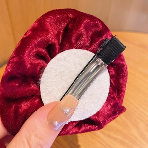 Détail arrière de la barrette nœud en velours rouge foncé avec pince crocodile en métal