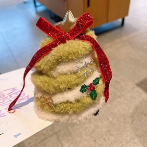 Détail du serre-tête sapin de Noël en peluche avec étoile dorée et nœud rouge scintillant