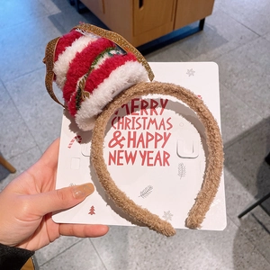 Détail macro du serre-tête de Noël festif en peluche marron avec décor à rayures rouges et blanches