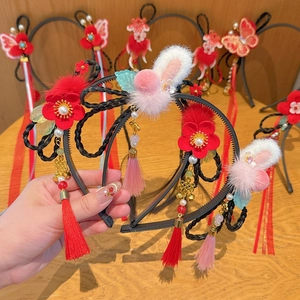 Serre-tête chinois traditionnel du Nouvel An avec pompons rouges, oreilles de lapin et fleurs