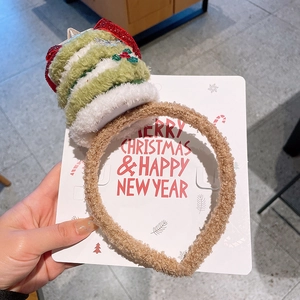 Détail du serre-tête de Noël avec décoration gâteau en peluche et ruban de velours rouge