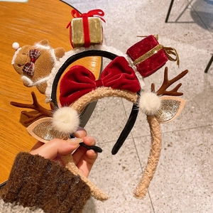 Vue détaillée du serre-tête de Noël avec bonhomme pain d'épice, bois et nœuds en velours