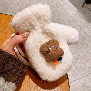 Dettaglio di un sacchetto in pile sherpa bianco con toppa ricamata a forma di toast