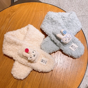 Detail eines flauschigen Plüschschals für Babys mit süßem 3D-Hasen und Brillen-Detail