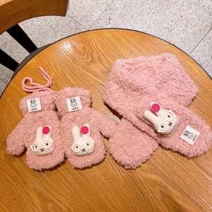 Detail von rosa Plüsch-Schal und Fäustlinge-Set für Kinder mit süßen Hasenpuppen