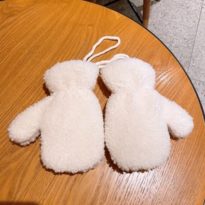 Dettaglio di muffole in pile crema per bambini con cordino da collo e fodera calda